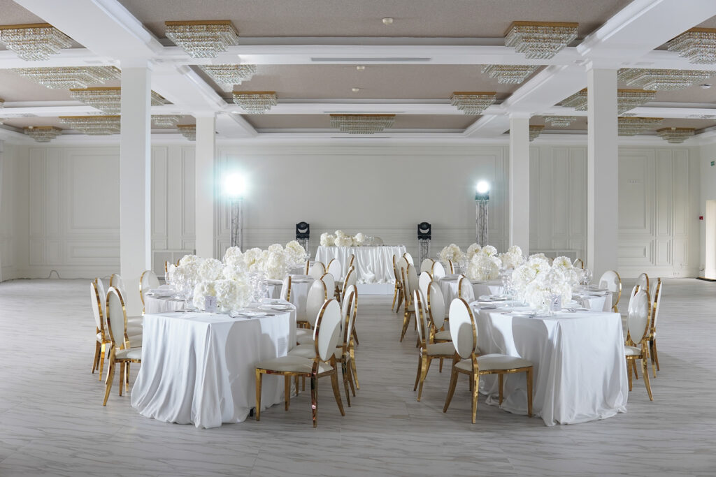 Хрустальные люстры и высокие потолки в свадебном зале White Hall Robinson Club — идеальная атмосфера для торжества
